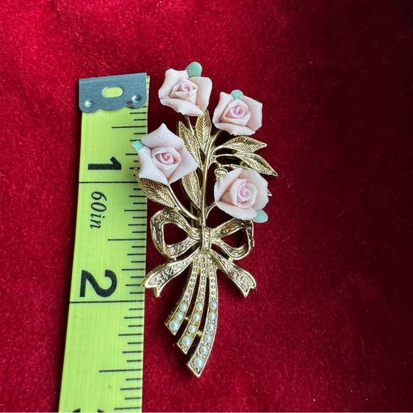 1928 Vintage Bouquet Brooch Pin
Porcelain Roses - Picture 8 of 8